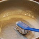 11 geniálních triků jak využít obyčejnou zubní pastu překvapivým způsobem! Vyčistí starou pánev i koupelnu!
