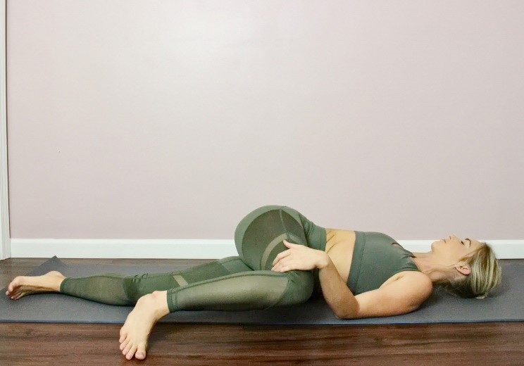 Těchto 9 jógových pozic vám uleví od bolesti zad a ramen