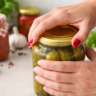 Jak otevřít zaseknutou sklenici bez síly a bez nářadí ￼￼