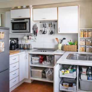 Je vaše kuchyně příliš malá? 8 tipů, jak získat více místa bez rekonstrukce