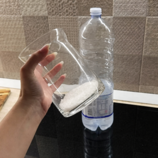 🧂🏠 Vlhkost doma? Tenhle trik s hrubou solí pomůže — a tady jsou i další ověřené způsoby, které fungují